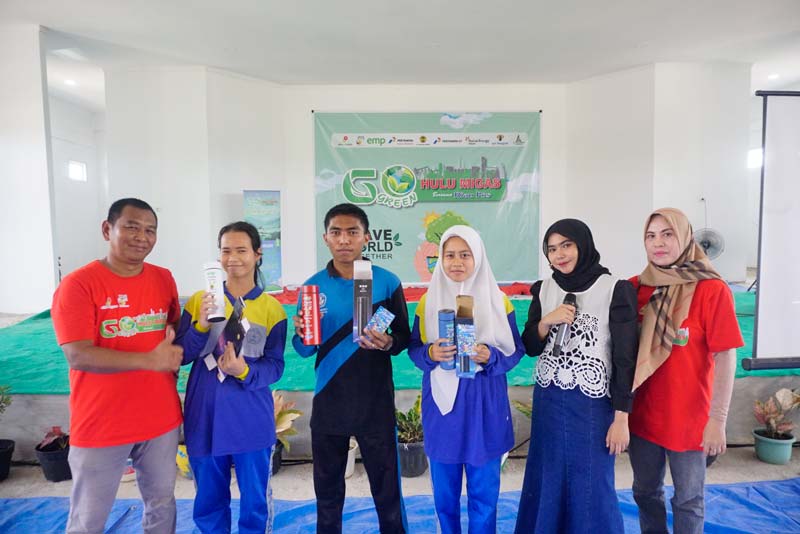 Penyerahan hadiah Rangking Satu Go Green Hulu Migas bersama Riau Pos oleh Koordinator EO Riau Pos Recky Kurniawan (kiri), Koordinator Zetizen Riau Pos Siti Azura (dua kanan), dan  Yenny (kanan).
