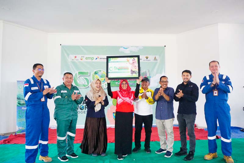 Kepala SMAN 1 Tandun, Nurhidayati SPd MM memper&shy;lihatkan kenang-kenangan disaksikan Direktur Riau Pos Asmawi Ibrahim dan pihak KKKS.