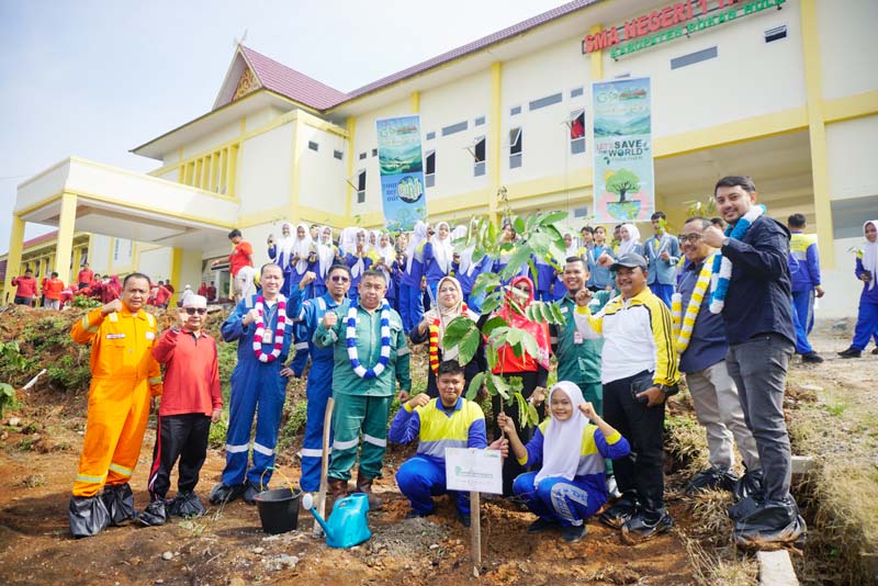 Perwakilan siswa menanam pohon disaksikan SKK Migas-Sumbagut dan KKKS Bersama Kepala SMAN 1 Tandun dalam gelaran Go Green Hulu Migas bersama Riau Pos di SMAN 1 Tandun, Rokan Hulu, Riau.