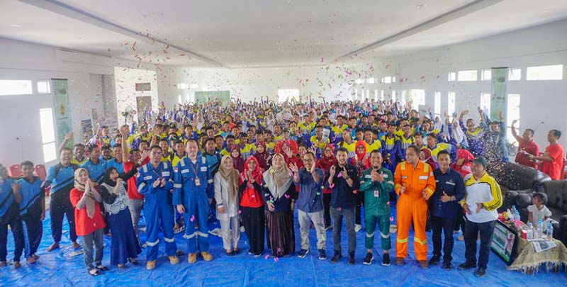 Foto bersama SKK Migas, KKKS, guru, Direktur Riau Pos Asmawi Ibrahim dan tim Riau Pos saat penutupan rangkaian Go Green Hulu Migas bersama Riau Pos di SMAN 1 Tandun.