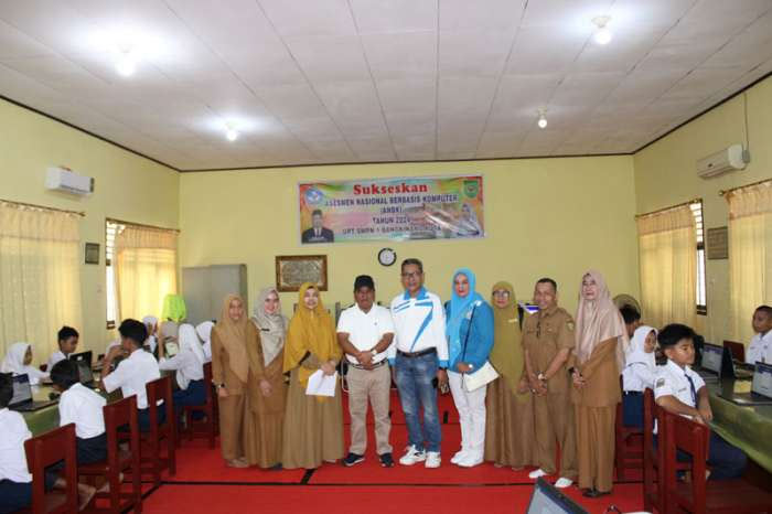 Kepala Dinas Pendidikan Pemuda dan Olahraga (Disdikpora) Kabupaten Kampar, H. Aidil, SH, M. Si melakukan monitoring pelaksanaan  ANBK di UPT SMPN 1 Bangkinang Kota