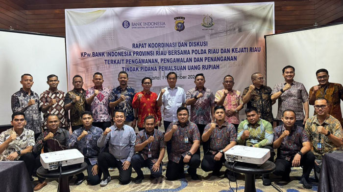 Perwakilan dari Bank Indonesia di Jakarta berfoto bersama Tim dari Ditreskrimsus Polda Riau usai diskusi dan koordinasi terkait pengawasan uang palsu, Jumat (1/11/2024).