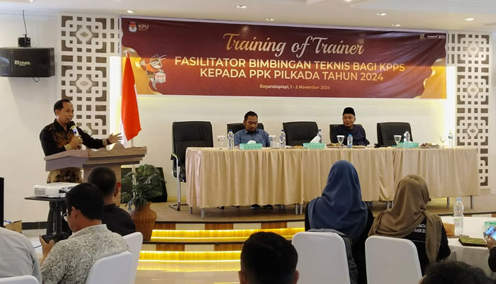 Ketua KPU Rohil Eka Murlan SE Sy menyampaikan sambutan pada pembukaan kegiatan TOT fasilitator bimtek di Bagansiapiapi, Jumat (1/11/2024).