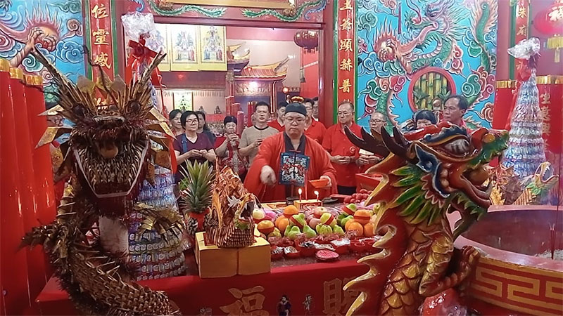 Umat Buddha sembahyang bersama di TITD Hong San Kiong dalam rangka memperingati HUT Dewa Chu Hu Tua Lang Kong, Jumat (1/11/2024).