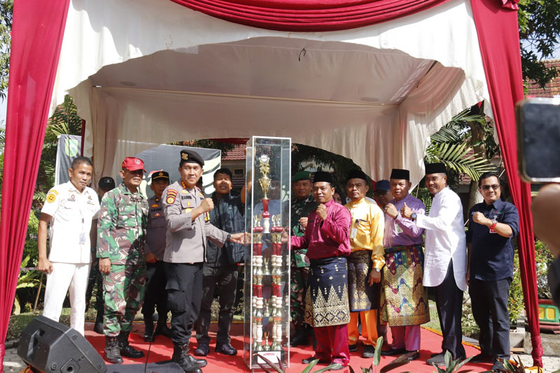 Ketua Komisi V DPRD Riau Indra Gunawan Eet bersama forkopimda berfoto di depan piala&nbsp;Lomba Ketangkasan Baris Berbaris (LKBB) Komando 2024 di SMAN Plus Provinsi Riau.&nbsp;