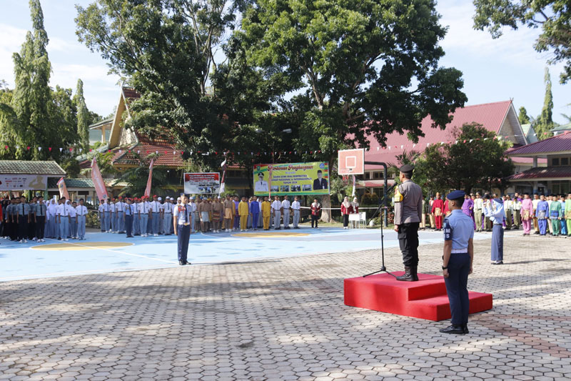Suasana upacara pembukaan Lomba Ketangkasan Baris Berbaris (LKBB) Komando 2024 di SMAN Plus Provinsi Riau.&nbsp;
