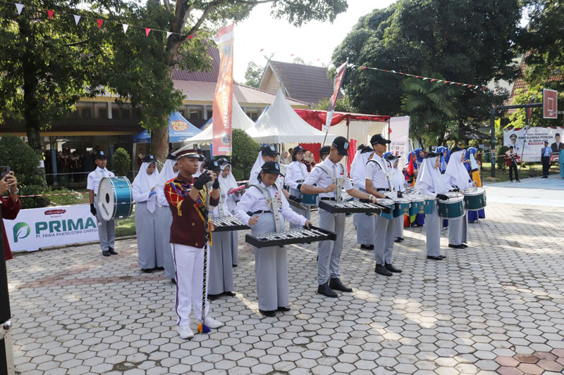 Pertunjukan drum band dalam&nbsp;pembukaan Lomba Ketangkasan Baris Berbaris (LKBB) Komando 2024 di SMAN Plus Provinsi Riau.&nbsp;