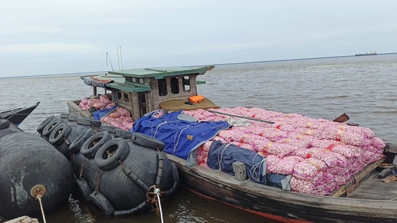Kapal KM Surya Jaya yang membawa bawang putih seludupan bersandar di pelabuhan usai ditangkap Bea Cukai Bengkalis di Pakning, Jumat (1/11/2024).