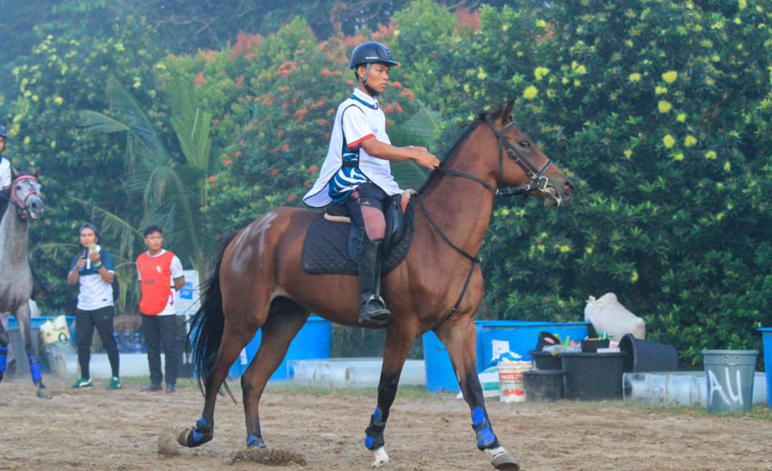 Aprilio Wabil Ilham Rolesya Atlet Berkuda Asal Kabupaten Kampar, sukses meraih Juara 1 dalam kategori beregu campuran junior dan Juara 2 dalam kategori Circular Putra.