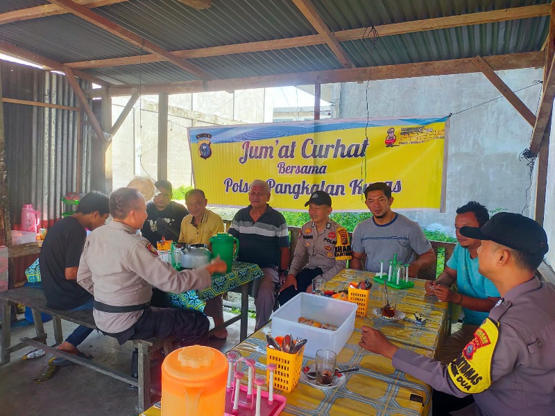 Petugas Kepolisian dari Polsek Pangkalan Kuras saat berbincang dengan warga, Jumat (1/11/2024).