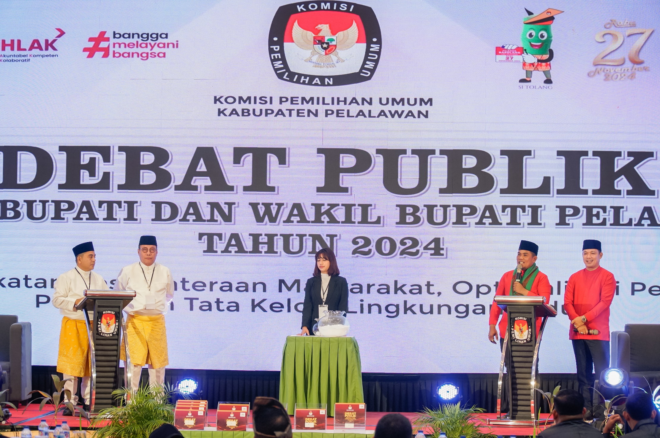 Debat publik Calon Bupati dan Wakil Bupati Pelalawan tahun 2024 antara paslon Nasrudin-Abu Bakar dan Zukri-Husni Tamrin di Hotel The Zuri, Pekanbaru, Sabtu (2/11/2024).