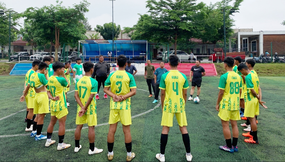 Atlet Riau Cabor Sepakbola tengah menjalani latihan persiapan mengikuti Pra-Popnas, baru-baru ini.