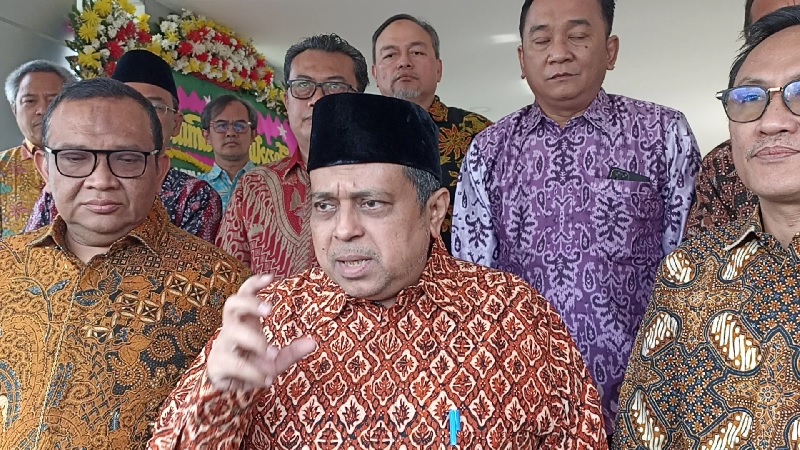 Kepala Badan Penyelenggara Jaminan Produk Halal (BPJPH) Haikal Hassan Baras (tengah) minta produk nonhalal dituliskan dengan keterangan.