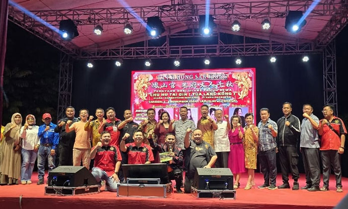 Jajaran Forkopimda Pekanbaru foto bersama dengan pengurus TITD Hong San Kiong saat perayaan puncak HUT Dewa Chu Hu Tua Lang Kong yang berlangsung meriah, Sabtu (2/11/2024).