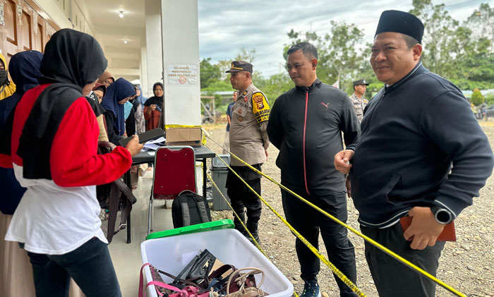 Kapolres Rohul AKBP Budi Setiyono SIK MH didampingi Ketua KPU Rohul Cepi Abdul Husen saat giat monitoring dan pengecekan petugas penyotiran dan pelipatan surat suara Pilkada 2024 di Gudang KPU Rohul,