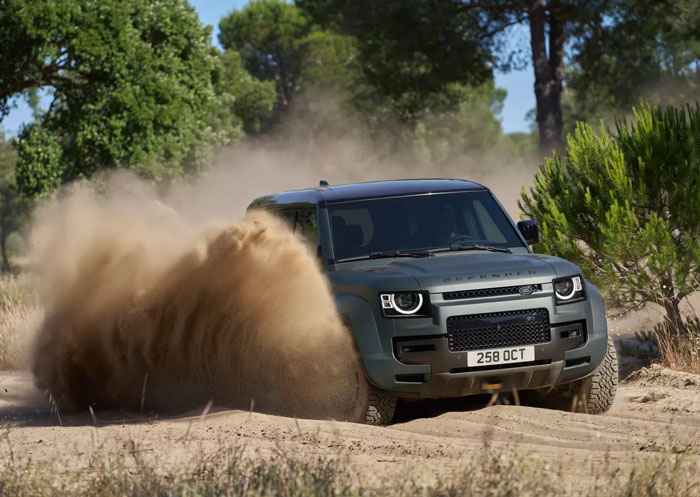 Land Rover Defender terbaru diperkenalkan dengan spesifikasi off-road.
