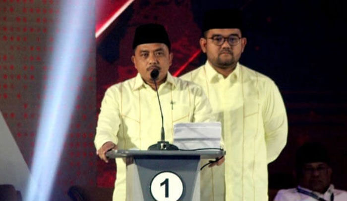 Paslon Bupati dan Wakil Bupati Kampar nomor urut 1 Repol - Rahmad Jevary Juniardo pada momen debat kandidat Bupati Kampar pada Sabtu (2/11/2024) malam.