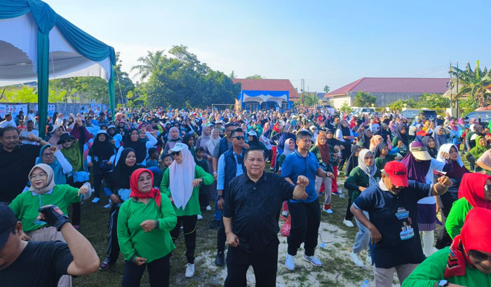 Cawagub Riau no urut 1 SF Hariyanto saat kampanye dialogis sekaligus olahraga bersama masyarakat Pekanbaru, Ahad (3/11/2024).