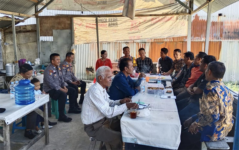 Kasat Binmas Polres Rohul Iptu Sintong Panjaitan berbincang dalam giat cooling system bersama perwakilan warga Desa Ngaso, Kecamatan Ujung Batu, Ahad (3/11/2024).