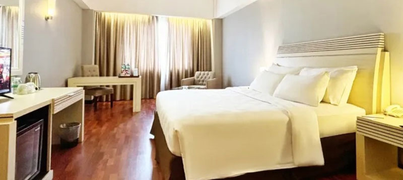 Suasana kamar hotel Grand Elite yang nyaman.