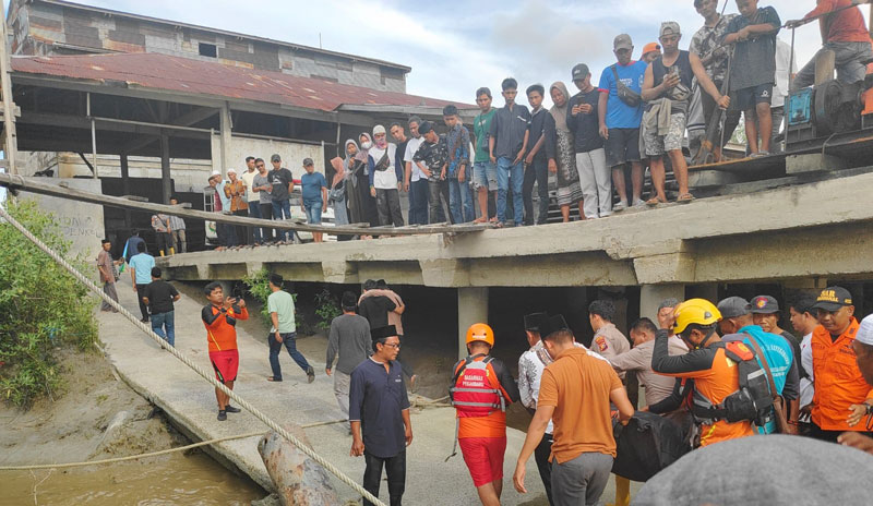 Petugas Unit Siaga SAR Rohil melakukan evakuasi korban kapal karam saat tiba di Pelabuhan Oliong, Bagansiapiapi untuk diserahkan ke pihak keluarga, Ahad (3/11/2024)