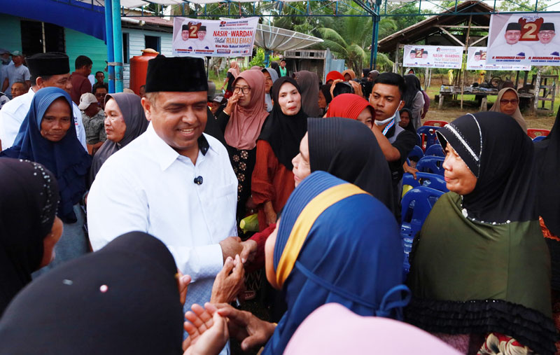 Calon Gubernur Riau Muhammad Nasir menyalami emak-emak usai kampanye dialogis di Kepulauan Meranti, Kamis (31/10/2024).