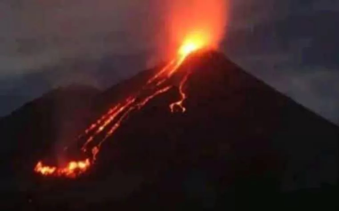 Gunung Lewotobi Laki-laki Meletus di Flores Timur, NTT, Ahad (3/11/2024) malam WITA.
