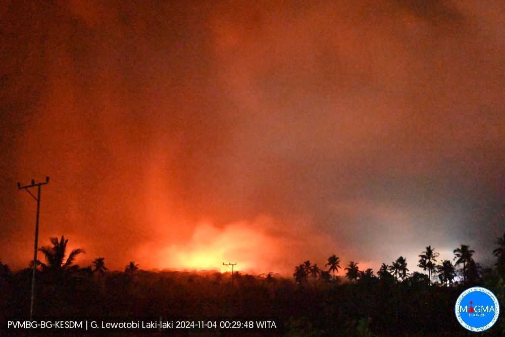 Letusan Gunung Lewotobi Laki-Laki di Flores Timur, NTT, Senin (4/11/2024) dinihari WITA.