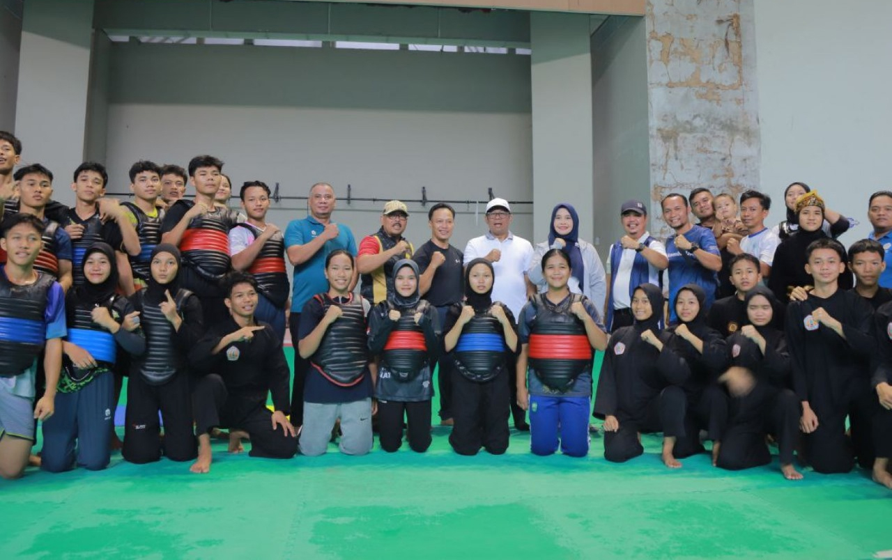 Pj Gubri Dr Rahman Hadi MSi didampingi  Plh Kadispora Provinsi Riau Helfandi SE MSi,  Kabid Peningkatan Prestasi Olahraga (PPO) Amir Azan SKM MSi, dan Sub Koordinator Pengembangan dan Kemitraan Sarana Prasarana Dispora Riau Benny Saputra foto bersama atle