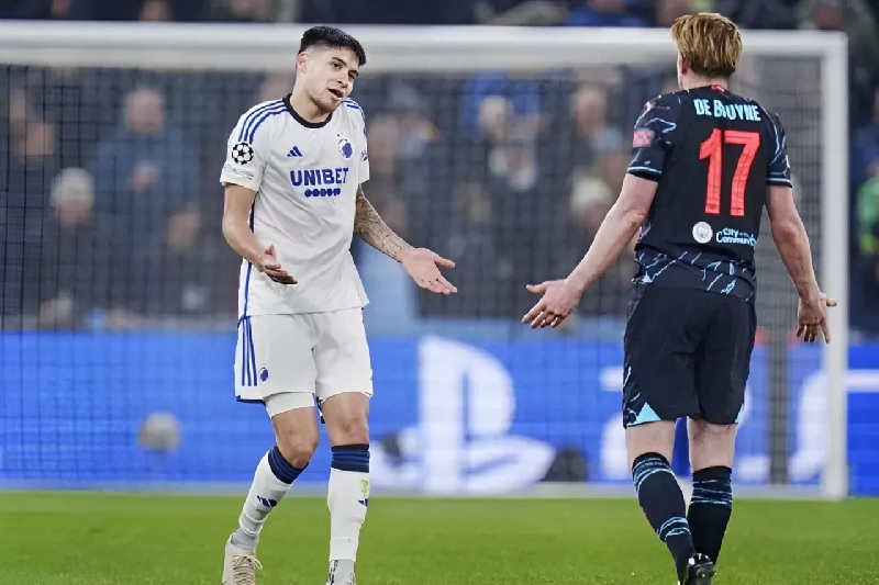 Kevin Diks (putih) saat membela FC Copenhagen menghadapi Manchester City di Liga Champions. Kevin Diks bakal diambil sumpah jadi WNI pada7 November 2024.