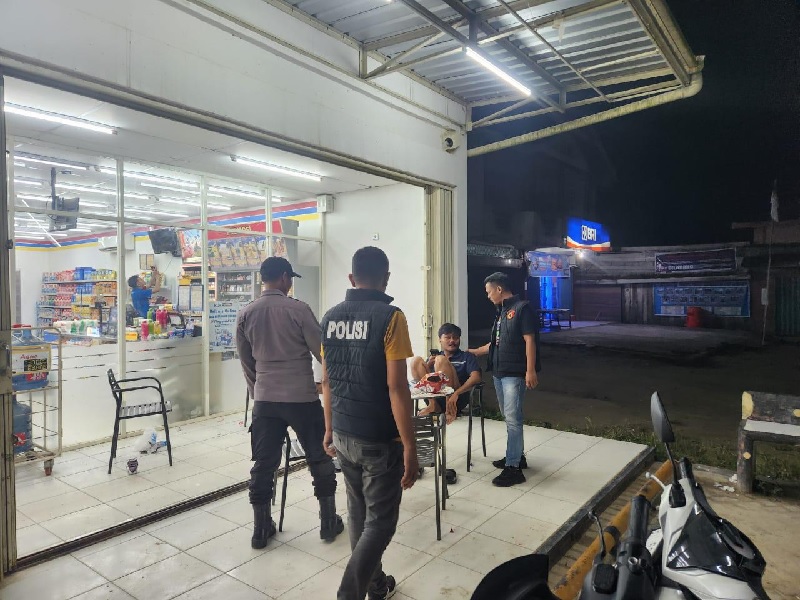 Personel Polsek Langgam saat melaksanakan patroli malam, Sabtu (2/11/2024) malam.
