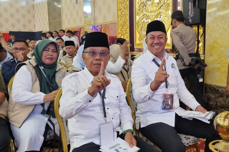 Salah satu pasangan calon nomor urut 1 Asmar dan Muzamil jelang debat Pilkada pertama Kepulauan Meranti, yang berlangsung di Hall Grand Meranti, Senin (4/11/2024) malam.