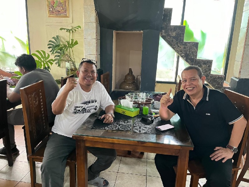 Wader Marpaung foto bersama dengan Cabup Siak nomor urut 1 Irving Kahar di Kandis, Kabupaten Siak, Senin (4/11/2024).