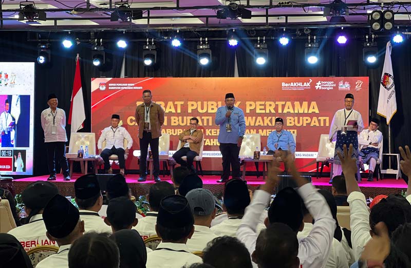 Empat Pasangan Calon Bupati dan Wakil Bupati Kepulauan Meranti, saat tampil  dalam Debat Publik Pemilihan Kepala Daerah 2024 di Hall Grand Meranti, Selatpanjang, Senin (4/11/2024).
