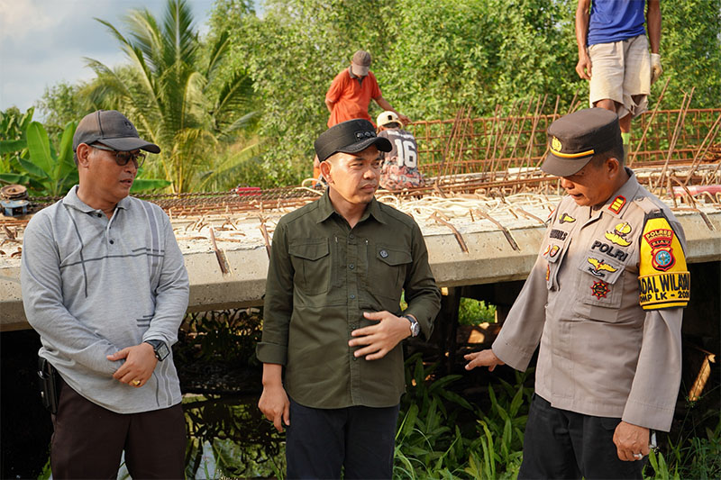 Pj Bupati Inhil H Erisman Yahya, saat meninjau pembangunan jalan dan jembatan di Kecamatan Reteh, Senin (4/11/24) petang.