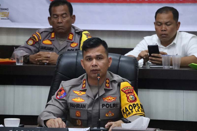 Kapolres Inhu AKBP Fahrian Saleh Siregar SIK MSI didampingi Kasat Res Narkoba AKP Adam Efendi SE MH (kanan  belakang) saat memberikan pengarahan
