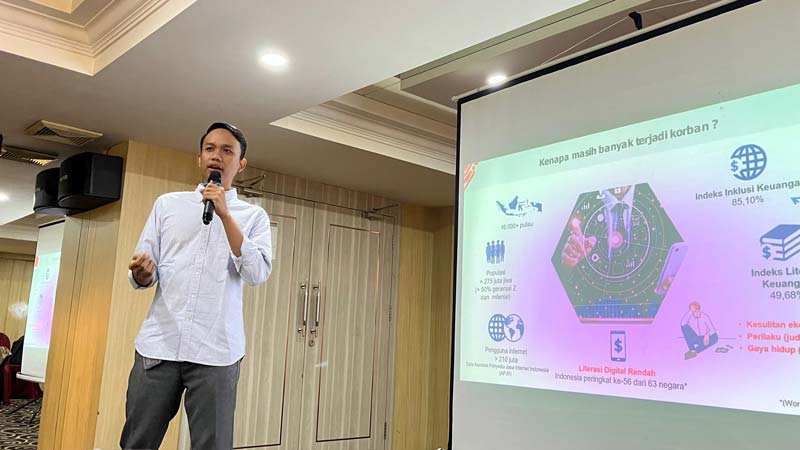 Staf Bagian Edukasi dan Perlindungan Konsumen OJK Riau, Dio Fawwas Prakoso, menyampaikan bahaya judi online (judol), baru-baru ini.