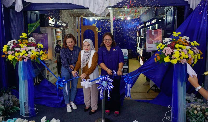 Head of Marketing PT ICI Paints Indonesia (AkzoNobel Decorative Paints Indonesia) dan jajaran melakukan pemotongan pita tanda dibukanya Dulux Experience Store di Jalan Tuanku Tambusai No 403