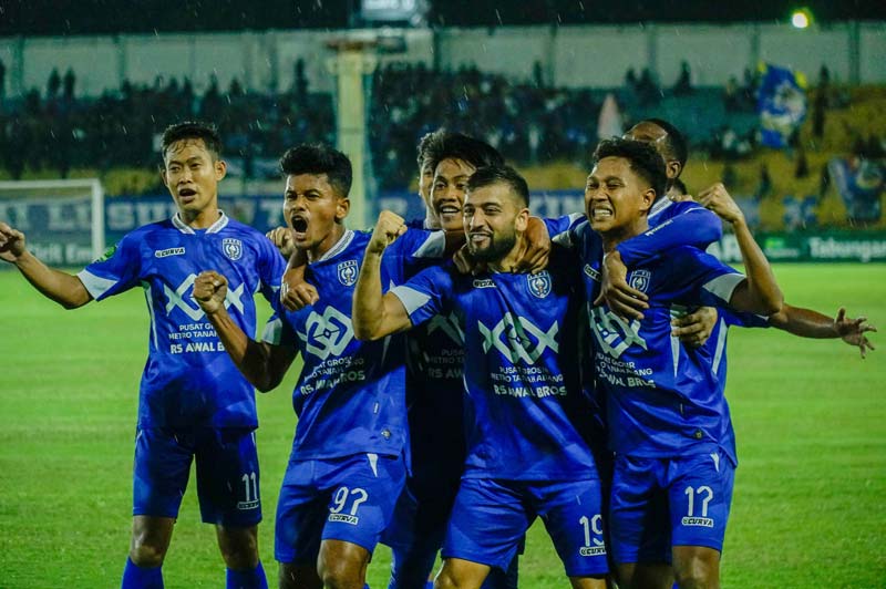 Para pemain PSPS Pekanbaru melakukan selebrasi saat berhadapan dengan Dejan FC pada lanjutan Grup A Liga 2 Indonesia di Stadion Kaharuddin Nasution, Pekanbaru, beberapa waktu lalu.