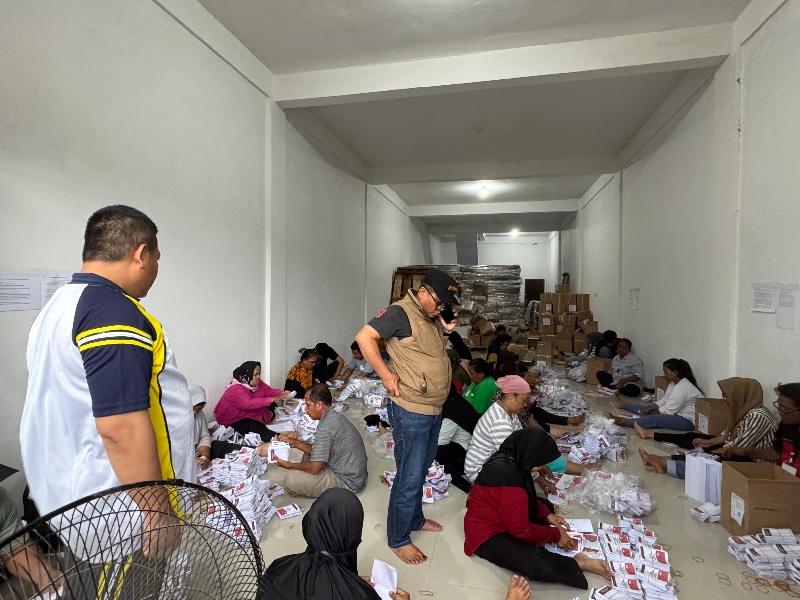 Ketua KPU Riau Rusidi Rusdan (rompi coklat) menyaksikan langsung proses sortir surat di gudang logistik pilkada KPU Rohul, baru-baru ini.