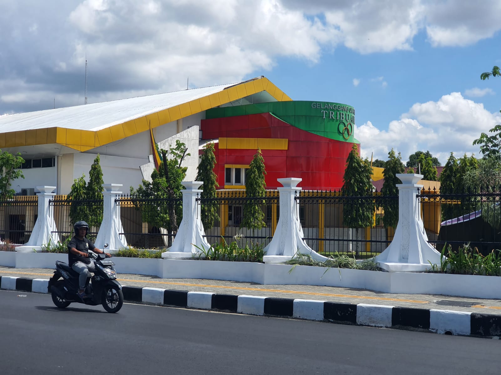 GOR Tribuana Jalan Diponegoro megah dan cantik usai direhabilitasi. Tampak pengendara melintas di samping GOR ini, Selasa (5/11/2024).