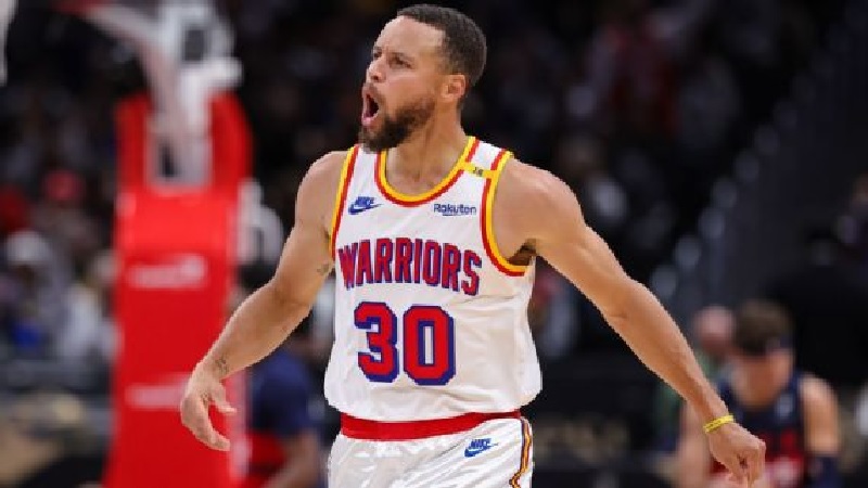 Saat kembali dari cedera pergelangan kaki, Stephen Curry dari Warriors mencetak 24 poin dalam 24 menit. Pelatih Steve Kerr mengatakan Curry "terlihat kuat."