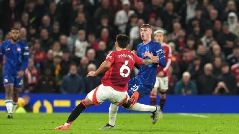 Lisandro Martinez melakukan tekel terhadap Cole Palmer dari Chelsea dalam pertandingan Liga Premier pada hari Ahad.