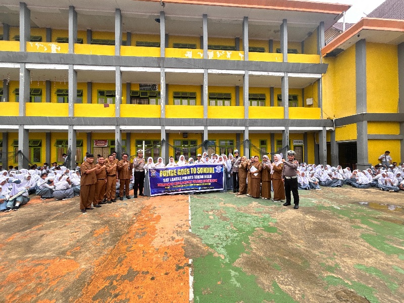 Kasatlantas Polres Rohul AKP Tatit Rizkyan H STK SIK foto bersama usai melaksanakan program Police Go To School dan coolling system bersama ratusan siswa di SMAN 1 Rambah, Senin (4/11/2024).