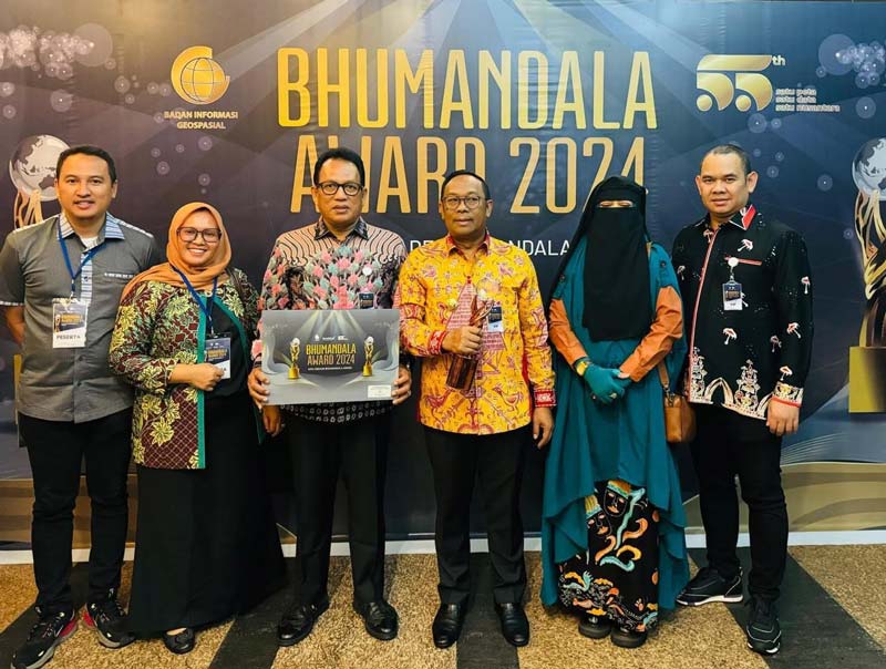 Penjabat Gubernur Riau Rahman Hadi foto bersama Kepala Dinas Komunikasi, Informatika, dan Statistik Provinsi Riau Ikhwan Ridwan
