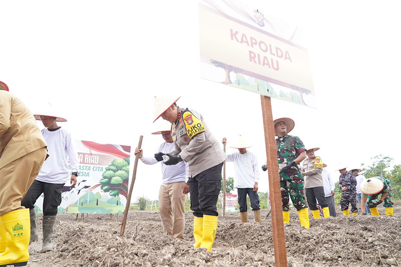 Kapolda Riau Irjen Pol Mohammad Iqbal saat melakukan penanaman bibit jagung secara simbolis, Rabu (6/11/2024).