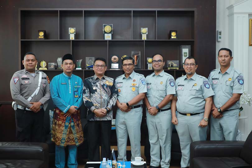 Pjs Bupati Siak Indra Purnama (tiga kiri) foto bersama saat menerima audiensi Kepala Cabang Jasa Raharja Provinsi Riau Hasjuddin dan Samsat Siak