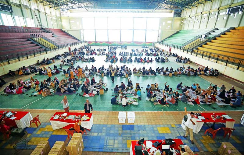 Suasana penyortiran surat suara oleh KPU Inhil di Gedung Venue Futsal Tembilahan, baru-baru ini.