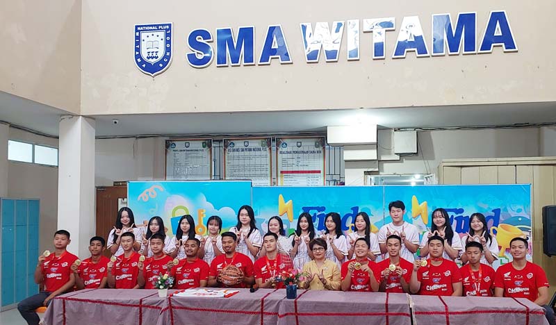 Ketua Yayasan Witama Penerus Bangsa Erna Wilianti SH foto bersama dengan pelatih, Tim Basket Putra dan Tim Dance SMA Witama, Selasa (5/11/2024).