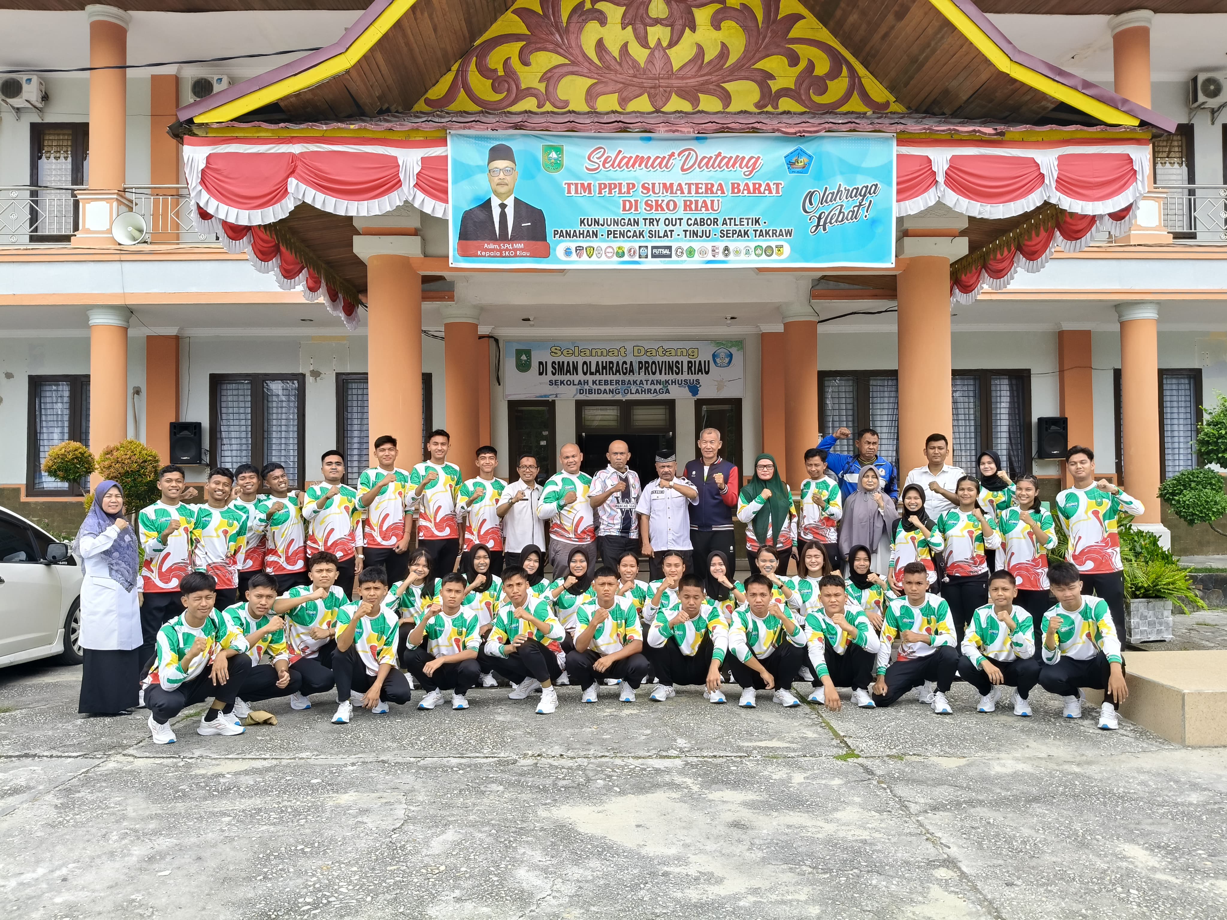 Atlet dan pelatih SKO Riau yang akan tampil di Pra-Popnas Zona 1 Sumatera 2024 foto bersama Kepala SKO Riau Aslim usai pelepasan di Halaman SKO Riau, Rumbai, Rabu (6/11/2024)